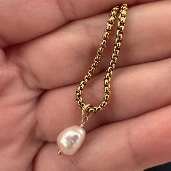 Gold Chain Necklace with Pearl Pendant - Picture 4 of 7